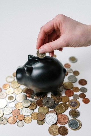 如何看待黄金ETF的持仓情况并分析其市场意义？这种持仓情况对黄金价值有何影响？