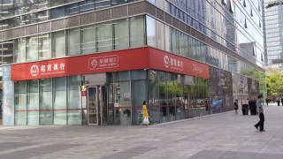 A股42家上市银行半年净赚10914.54亿元