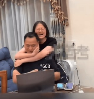 分数超预期，惊喜落泪！ 女生高考查分见6开头坐地大哭