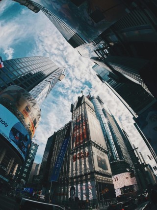 如何看待地产策划的发展前景？这种发展前景受哪些因素制约？