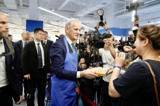 挪威首相在沪变身“卖鱼郎”，把中国船和电动车带回北欧