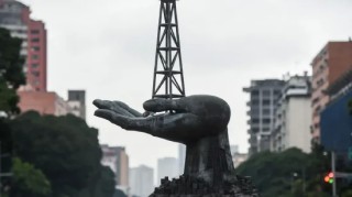 美国WTI原油周四收高2.5% 市场关注原油供应前景