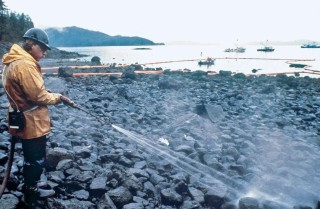 红海遇袭油轮火情持续至今 历史级生态灾难威胁高悬