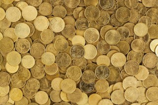 黄金市场波动如何影响投资决策？投资者应如何应对这些波动？