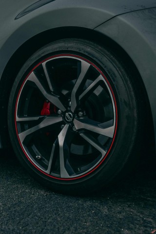 竖条车标是什么车？如何识别并了解不同车标？