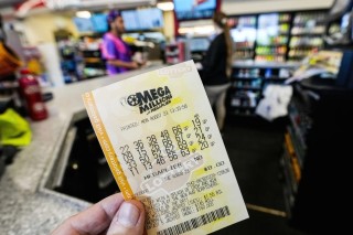 美国“超级百万”彩票头奖奖金累积至近10亿美元