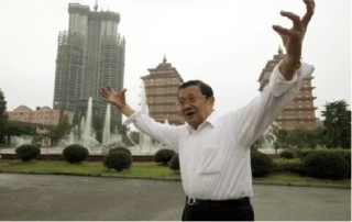 人均600万到欠400亿，毁掉“天下第一村”的不是时代，是人性的恶