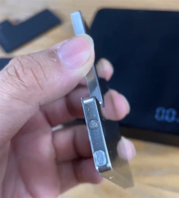 iPhone 16 Pro系列金属外壳电池提前上手：容量增加 有望支撑40W快充-第2张图片