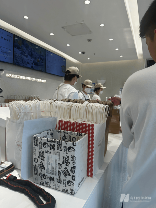 一个门店一名员工，“咖啡店已接近小吃摊模式”  风波下的Manner依旧人手紧缺??-第1张图片