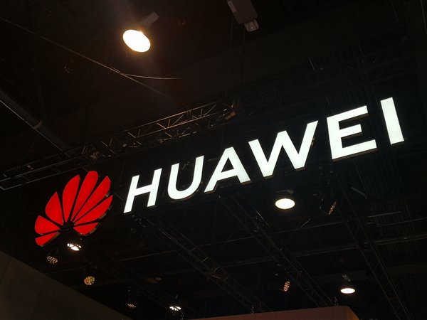 华为参展2024 MWC上海：展示业内首个通信大模型最新突破-第1张图片