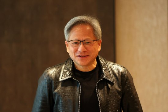 英伟达CEO的慈善基金会运作成谜 报税显示黄氏夫妇一周只工作一小时-第1张图片