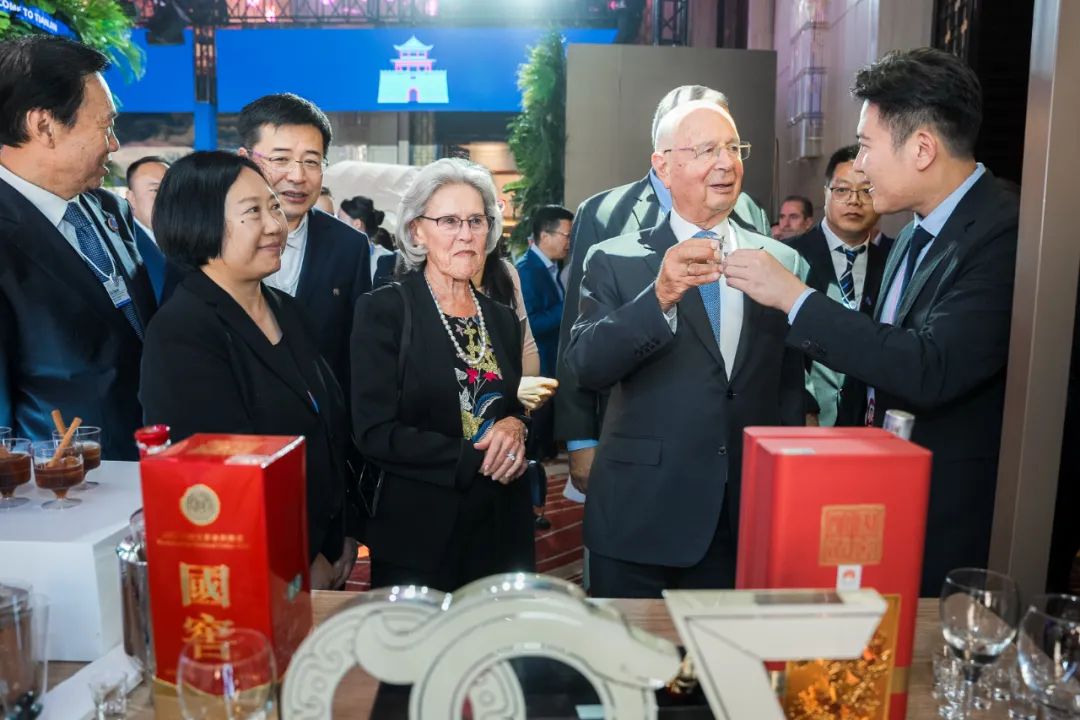 全球“新领军者”举杯达沃斯，国窖1573让世界品味中国-第1张图片