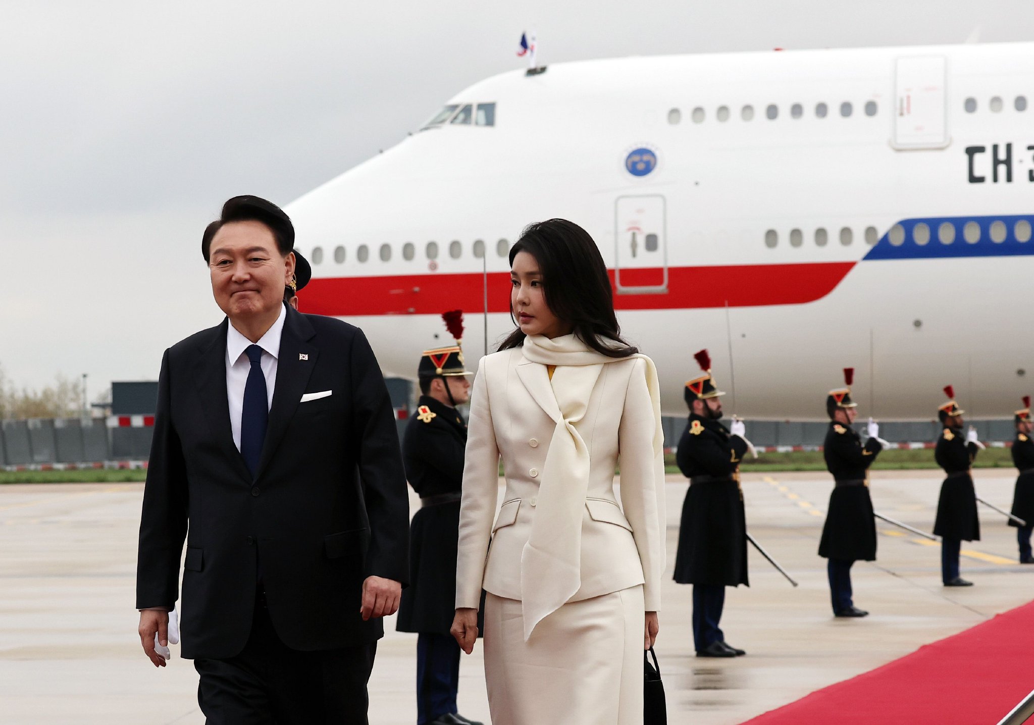 耗时约12小时！韩国第一夫人被传唤调查，涉嫌操纵股价和收受名牌包，尹锡悦曾称：这是“政治阴谋”-第1张图片