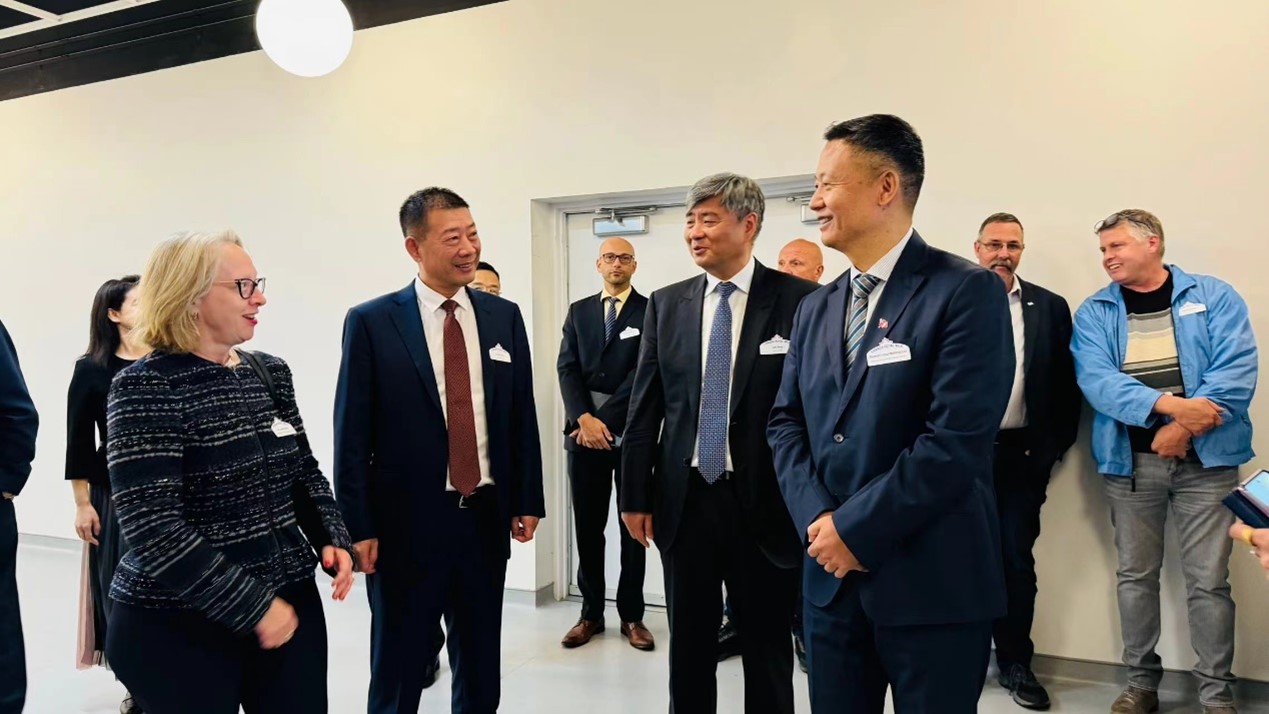 《飞鹤国际化布局获重大突破，旗下加拿大工厂正式投产上市》-第2张图片