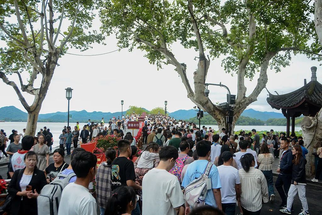 “人从众”！多地紧急提醒！铁路、公路、民航迎客流高峰-第8张图片