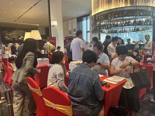 楼市新政后一线城市火力全开：中介放假改轮岗，深圳二手房成交回升，北京有项目连夜取消折扣-第1张图片