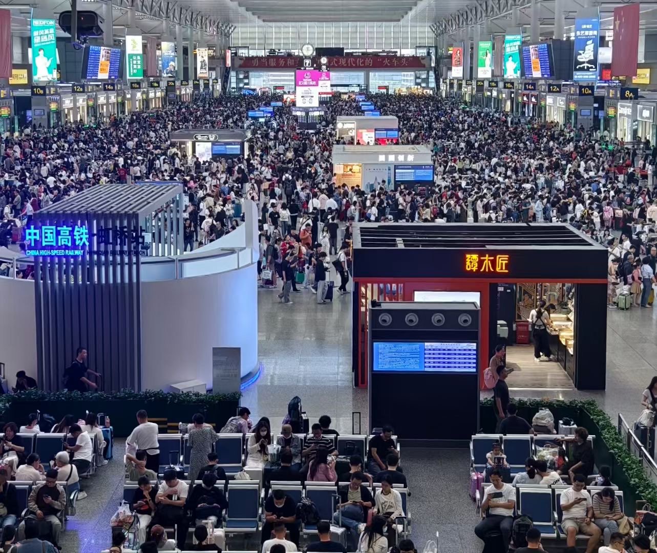 国庆首日各大景区立即开启人海模式：博物馆门票售罄，长线游爆火，阿坝州成黑马-第2张图片