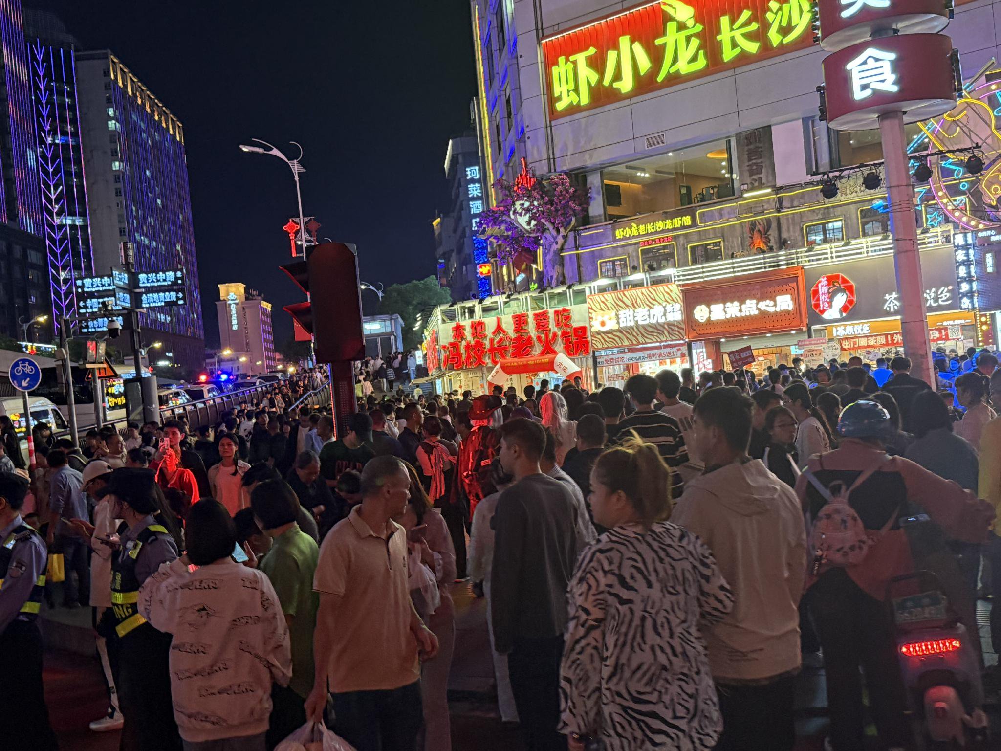 国庆首日各大景区立即开启人海模式：博物馆门票售罄，长线游爆火，阿坝州成黑马-第3张图片