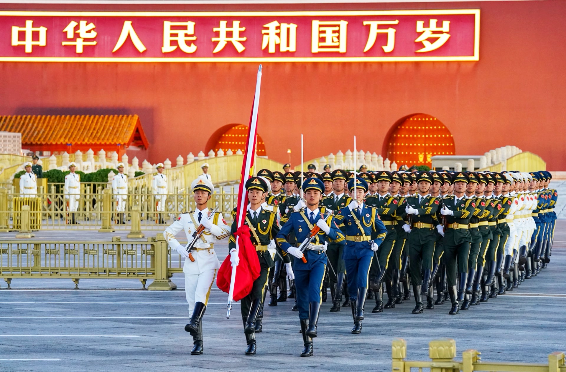 国庆首日各大景区立即开启人海模式：博物馆门票售罄，长线游爆火，阿坝州成黑马-第4张图片