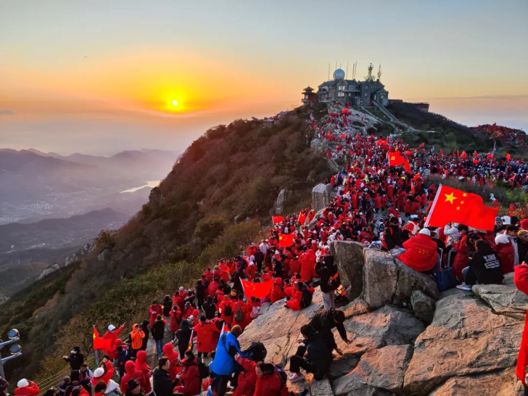 国庆首日各大景区立即开启人海模式：博物馆门票售罄，长线游爆火，阿坝州成黑马-第5张图片