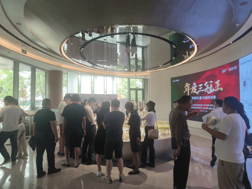 看样板间需要排队！实探国庆假期深圳楼市：有二手房源开始提价，一项目两天卖了6.6亿元-第3张图片