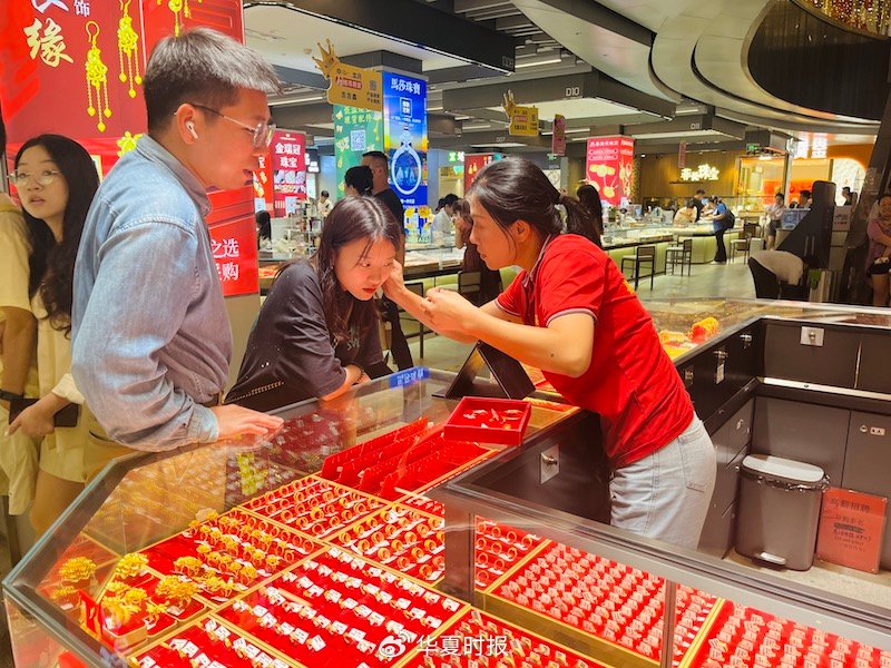 “感觉客流量少了一半以上！”实探国庆黄金消费市场-第2张图片