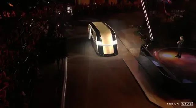 特斯拉Robotaxi亮相！鸥翼门设计，没有方向盘和踏板，马斯克亲自试乘！-第5张图片