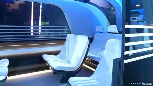特斯拉Robotaxi亮相！鸥翼门设计，没有方向盘和踏板，马斯克亲自试乘！-第6张图片