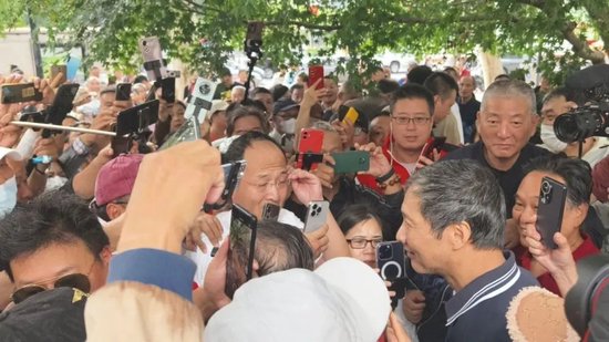 实探丨人声鼎沸的股市沙龙和“上海爷叔”们-第2张图片