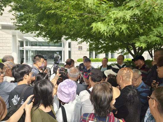 实探丨人声鼎沸的股市沙龙和“上海爷叔”们-第7张图片