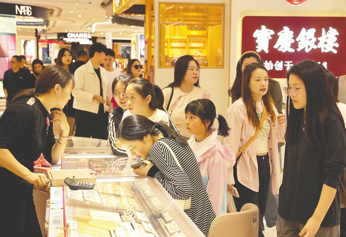 北京大学国民经济研究中心主任苏剑：消费复苏整体温和 后续加速回暖还需政策扶持-第1张图片