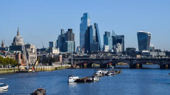 IMF上调英国经济增长预测 称通胀和利率下降将提振需求-第1张图片