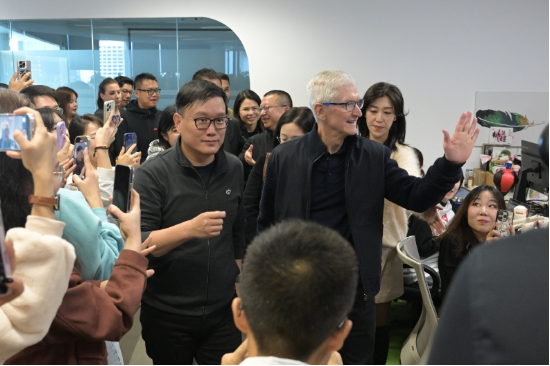 库克走进微博：点赞微博成就背后的创造力-第2张图片