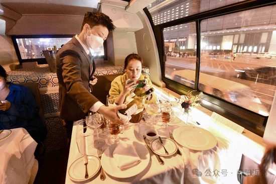 北京朝阳推出全市首个全景天窗美食巴士 全长40公里，途经奥林匹克中心区、亮马河、CBD等-第3张图片