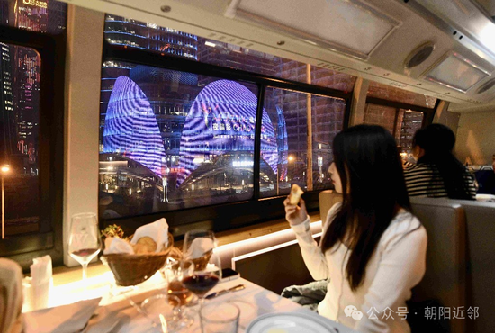 北京朝阳推出全市首个全景天窗美食巴士 全长40公里，途经奥林匹克中心区、亮马河、CBD等-第4张图片