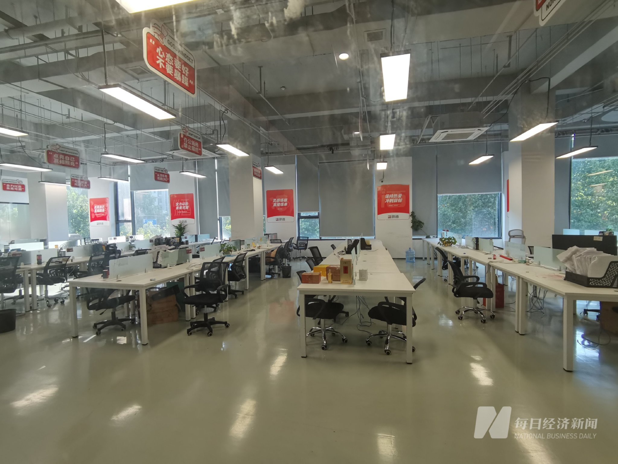 “百亿”酒商歌德盈香欠薪风波：沪杭均有门店关闭 旗下直播公司欠着房租悄悄搬走了-第3张图片