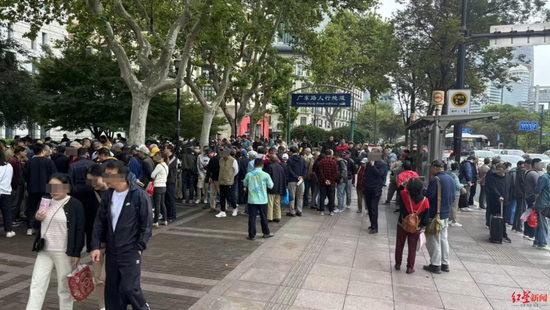 上海马路股市沙龙：遍地“中国第一代股民”，对“爱在深秋”爷叔不屑一顾-第2张图片
