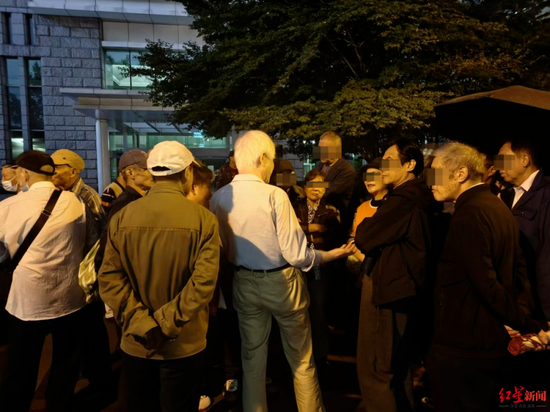 上海马路股市沙龙：遍地“中国第一代股民”，对“爱在深秋”爷叔不屑一顾-第4张图片