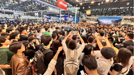 直击广州车展：雷军的车“很亮眼”，但余承东的车“更神秘” | 次世代车研所-第2张图片