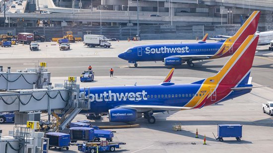 美国西南航空公司飞机在达拉斯起飞前被子弹击中-第1张图片