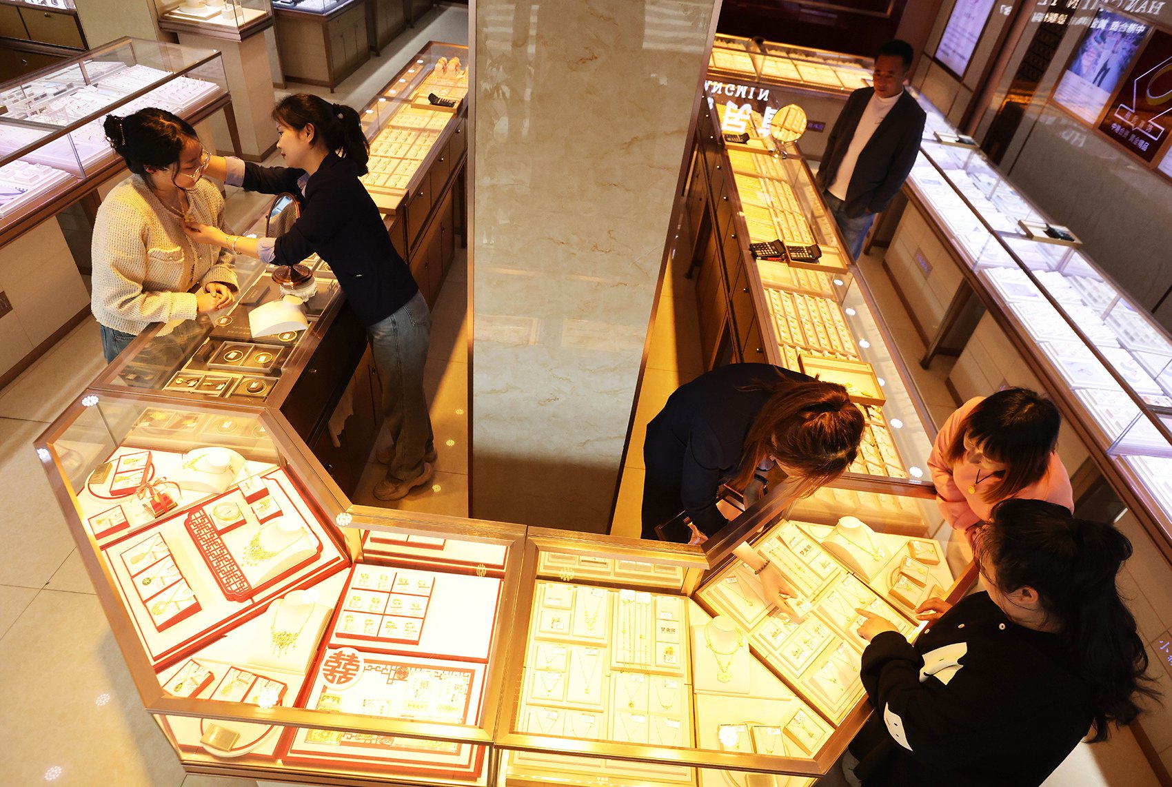300公斤！迪拜展出全球最大金条！国际金价继续上涨，升破2700美元关口，未来怎么走？专家解读-第7张图片