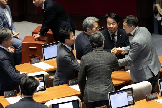 韩国总统尹锡悦弹劾案未在国会通过 此前执政党议员离席抵制-第1张图片