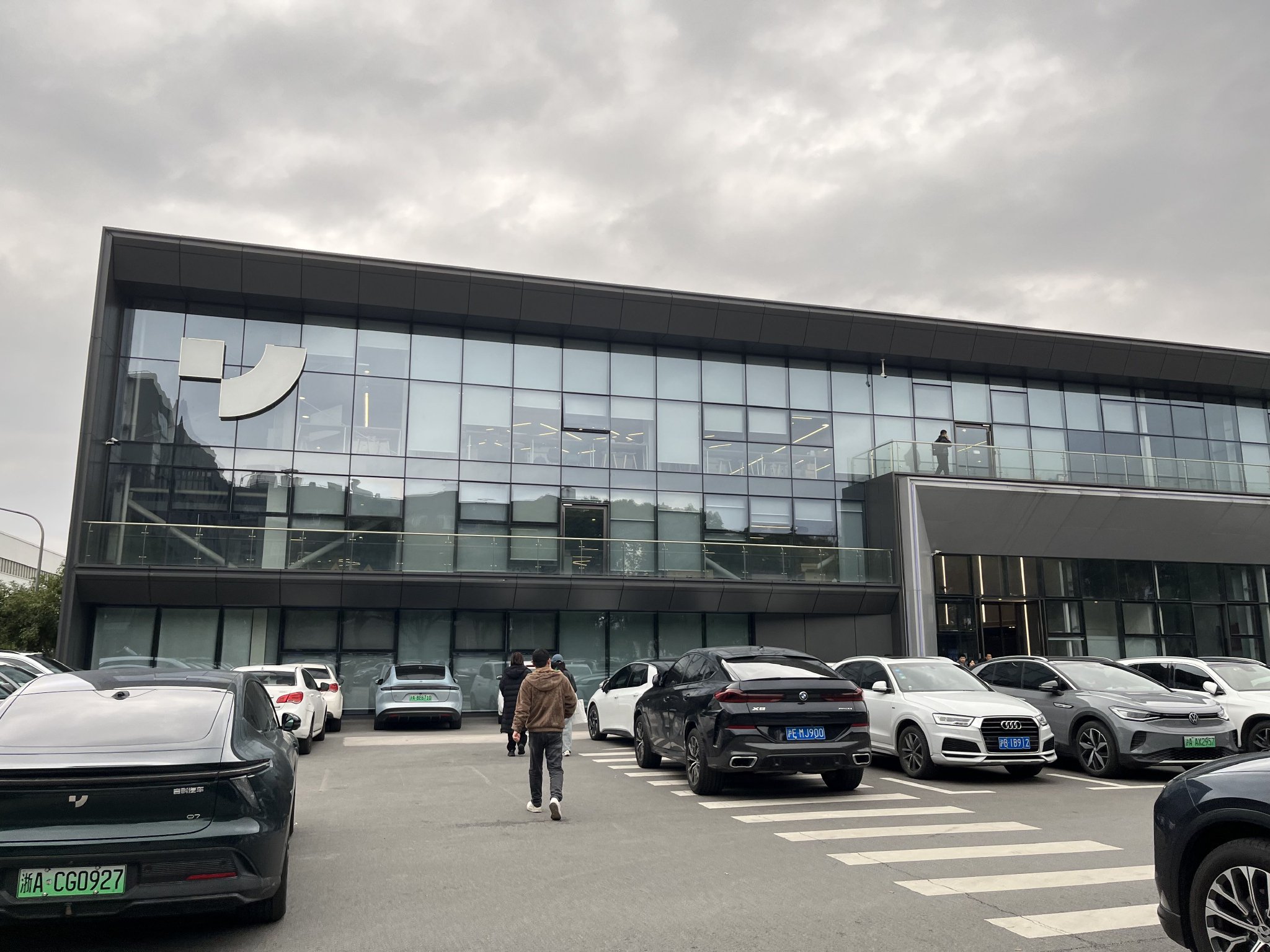 极越汽车围堵闹剧升级，百度被逼出席闭门沟通会-第1张图片