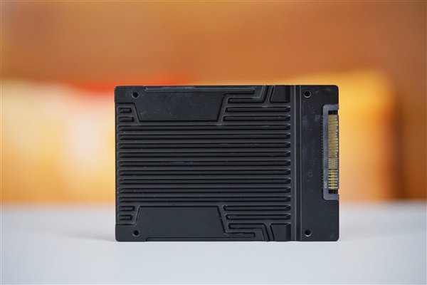首款晶栈Xtacking 2.0技术！长江存储PE321 6.4TB SSD图赏-第2张图片