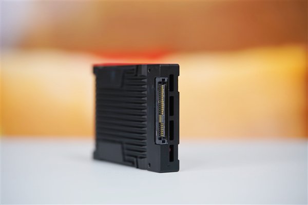 首款晶栈Xtacking 2.0技术！长江存储PE321 6.4TB SSD图赏-第4张图片