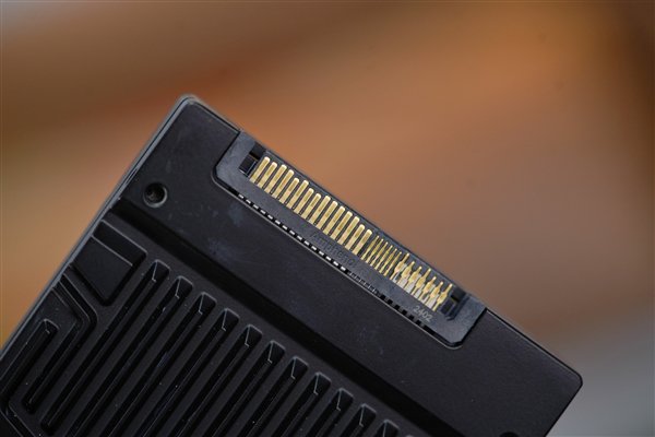 首款晶栈Xtacking 2.0技术！长江存储PE321 6.4TB SSD图赏-第8张图片