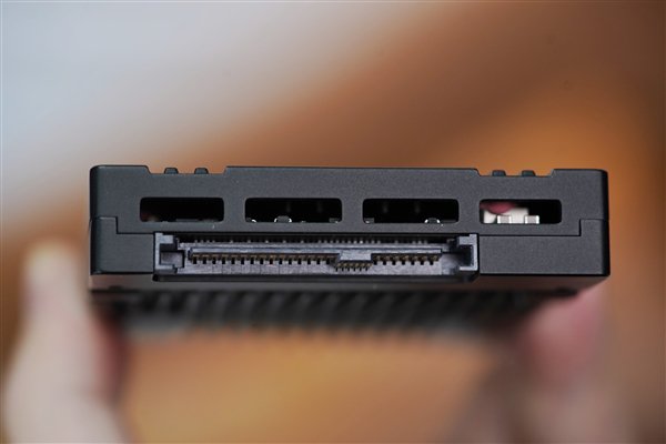 首款晶栈Xtacking 2.0技术！长江存储PE321 6.4TB SSD图赏-第9张图片