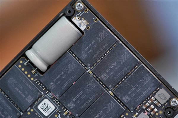 首款晶栈Xtacking 2.0技术！长江存储PE321 6.4TB SSD图赏-第12张图片