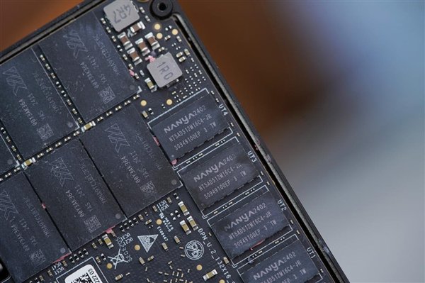 首款晶栈Xtacking 2.0技术！长江存储PE321 6.4TB SSD图赏-第13张图片