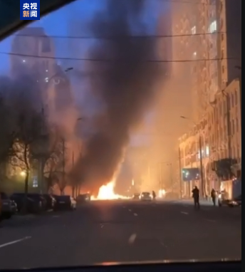 乌克兰突发！基辅市内爆炸声不断，导弹碎片坠落致车辆起火！乌军署激光武器，指挥官透露重要信息......-第1张图片
